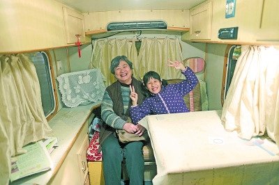 天黑了,外面風(fēng)雨交加而董怡汶坐在溫暖的房車?yán)铩? style= 天黑了,外面風(fēng)雨交加而董怡汶坐在溫暖的房車?yán)铩? oldsrc=