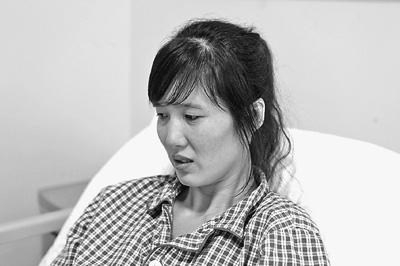 郭萍先做完手術的左腳剛剛拆線,但還打著石膏,鋼釘也尚未取出 郭萍先做完手術的左腳剛剛拆線,但還打著石膏,鋼釘也尚未取出