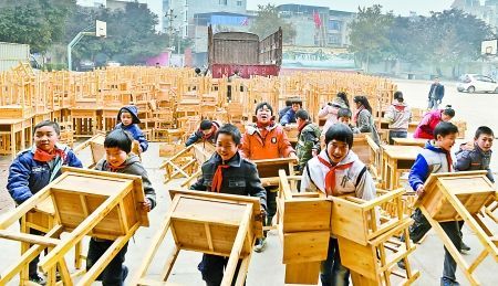 同學們正領取周勇捐贈的課桌 同學們正領取周勇捐贈的課桌