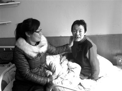 父親病逝母親精神崩潰 大學生背著媽媽讀書 父親病逝母親精神崩潰 大學生背著媽媽讀書