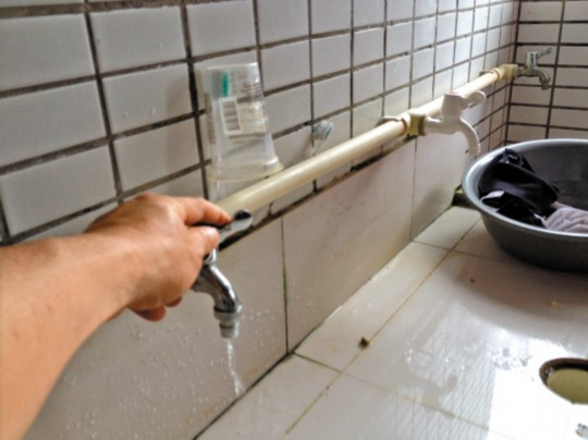 宿舍沒水學生接雨水洗澡?學校稱是學生惡作劇 宿舍沒水學生接雨水洗澡?學校稱是學生惡作劇