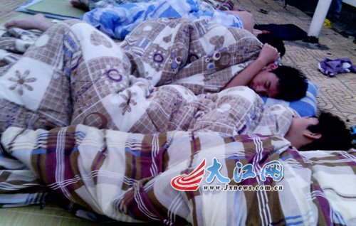 南昌天氣進入“烘烤”模式 學子樓頂打地鋪走紅 南昌天氣進入“烘烤”模式 學子樓頂打地鋪走紅