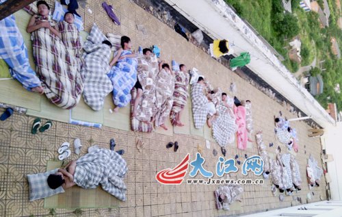 南昌天氣進入“烘烤”模式 學子樓頂打地鋪走紅 南昌天氣進入“烘烤”模式 學子樓頂打地鋪走紅