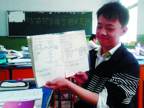 劉楊文向記者展示手繪洛陽(yáng)公交線路地圖 劉楊文向記者展示手繪洛陽(yáng)公交線路地圖