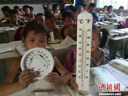 6月3日，下午四點(diǎn)，昆明市東川區(qū)因民鎮(zhèn)中心學(xué)校一年級(jí)教室溫度達(dá)到44℃