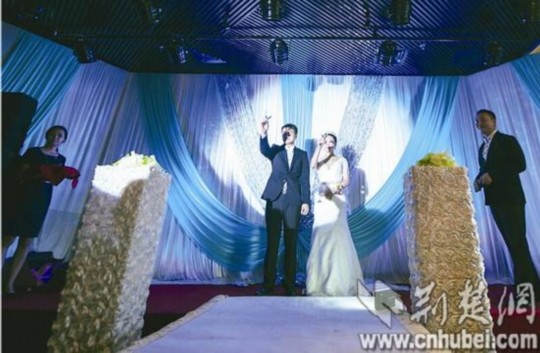 經過執著追求和3年戀愛，昨日，25歲的武漢小伙張巖終于娶回黑龍江姑娘張巖