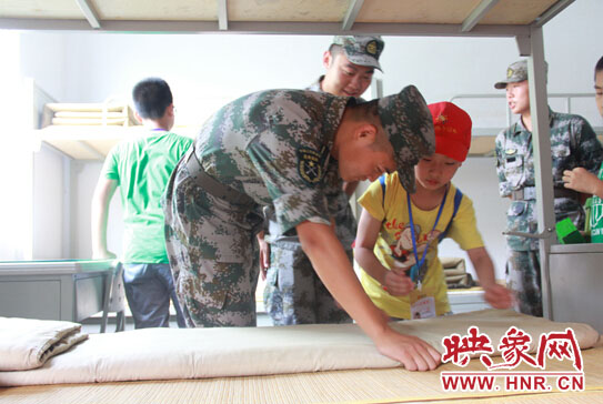 跟著解放軍學疊被子 跟著解放軍學疊被子