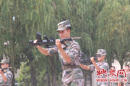 英姿颯爽的舞槍者 英姿颯爽的舞槍者