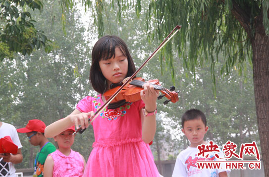 小記者們帶來的小提琴演奏 小記者們帶來的小提琴演奏