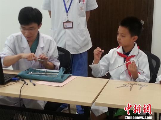 兒童暑期“職業體驗” 醫生、警察職業受熱捧 兒童暑期“職業體驗” 醫生、警察職業受熱捧