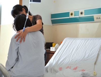 由于前天進(jìn)行了面部修復(fù)手術(shù)，俞燕身體不適，父母24小時(shí)陪在她的身邊