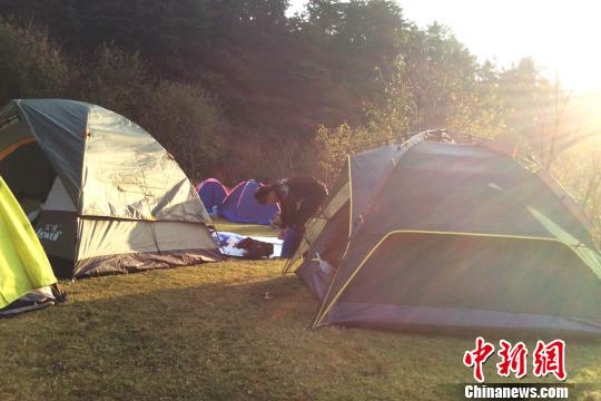 圖為南昌驢友在整理帳篷設備 圖為南昌驢友在整理帳篷設備