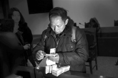 昨日,從四川老家趕來的藍田忠,從房山法院執行法官手里領到了自己的賠償款。他和15名工友在房山一煤礦 昨日,從四川老家趕來的藍田忠,從房山法院執行法官手里領到了自己的賠償款。他和15名工友在房山一煤礦