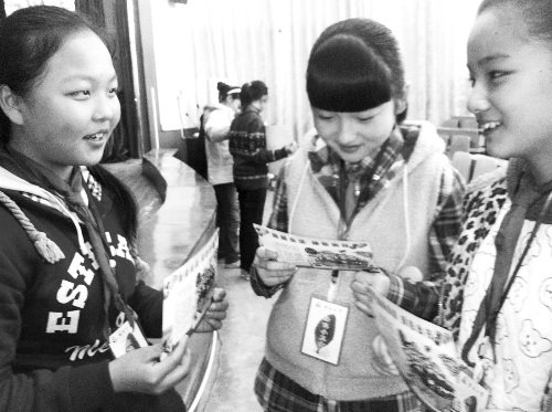 隴西小學的幾位環保小衛士在交流經驗 隴西小學的幾位環保小衛士在交流經驗