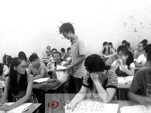 補習課上,馮昊怡不像老師,更像是學生們的同學。 補習課上,馮昊怡不像老師,更像是學生們的同學。