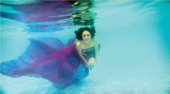 從水下拍的攝影作品充滿夢幻效果,王笑笑如同藍(lán)色大海中的“美人魚” 從水下拍的攝影作品充滿夢幻效果,王笑笑如同藍(lán)色大海中的“美人魚”