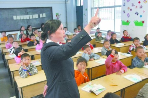 不到上小學年齡的孩子,只得在幼兒園復讀或者上“幼小銜接班” 不到上小學年齡的孩子,只得在幼兒園復讀或者上“幼小銜接班”