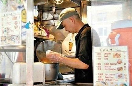 紐約哥大門口，顧客排長隊(duì)買他的肉夾饃