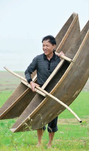 信陽渡船老師堅守鄉村小學32年 已劃破8條船 信陽渡船老師堅守鄉村小學32年 已劃破8條船