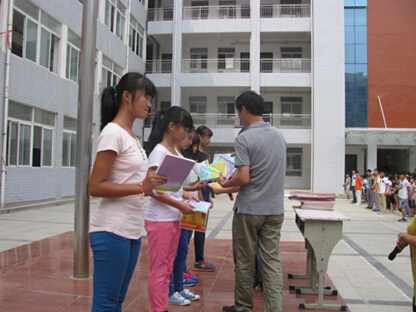 毛天福校長為獲獎學生頒獎 毛天福校長為獲獎學生頒獎