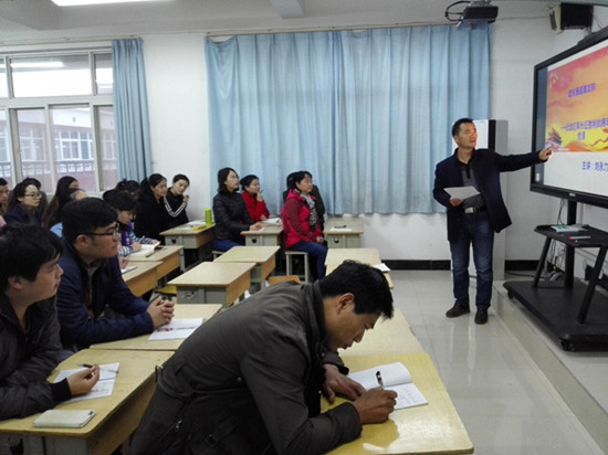 劉永力書記主講,全體黨員和教師參會聆聽 劉永力書記主講,全體黨員和教師參會聆聽