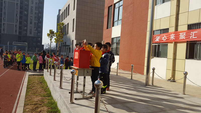 捐款學生隊伍排成一條長龍 捐款學生隊伍排成一條長龍