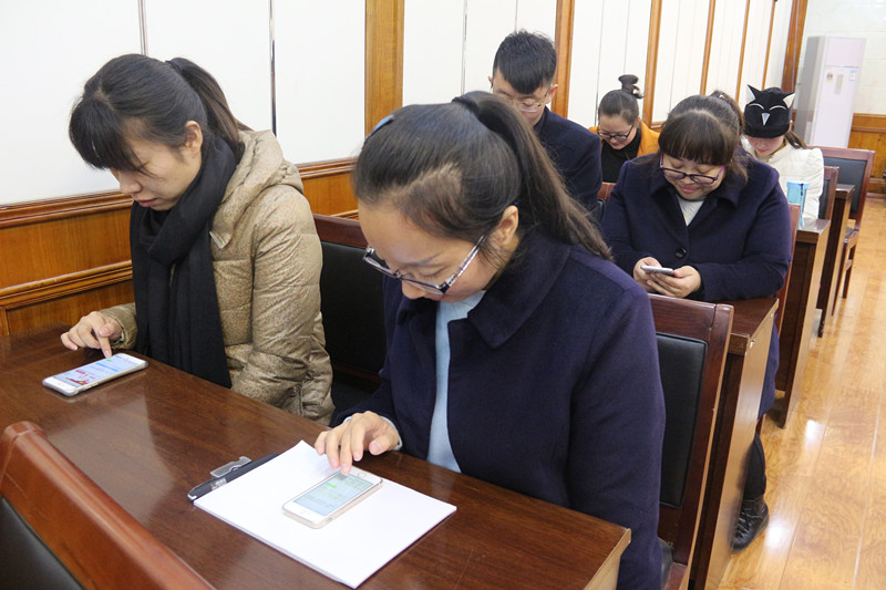 黨員教師進(jìn)行現(xiàn)場(chǎng)答題