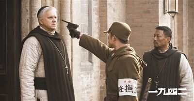 梅甘(左)、安西滿(右)與日本兵對(duì)峙的一幕。 梅甘(左)、安西滿(右)與日本兵對(duì)峙的一幕。