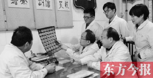 杜氏家人在醫學業務會議上探討學習 杜氏家人在醫學業務會議上探討學習