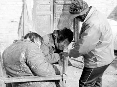 去年年初，武文英和雙胞胎腦癱兒子。圖片來源/《周口晚報》