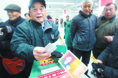 老人帶著多種證件想免費乘車,工作人員稱沒接到通知拒絕。 老人帶著多種證件想免費乘車,工作人員稱沒接到通知拒絕。