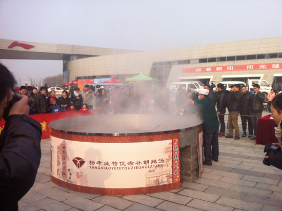 千名網(wǎng)友秀"大鍋"一頓吃掉兩頭牛 千名網(wǎng)友秀"大鍋"一頓吃掉兩頭牛