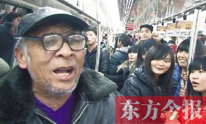 周新路在地鐵車廂內為乘客獻歌 周新路在地鐵車廂內為乘客獻歌