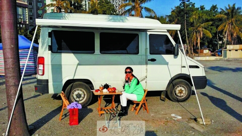 52歲潮爸開(kāi)著房車(chē)帶家人游中國(guó) 車(chē)內(nèi)一應(yīng)俱全 52歲潮爸開(kāi)著房車(chē)帶家人游中國(guó) 車(chē)內(nèi)一應(yīng)俱全