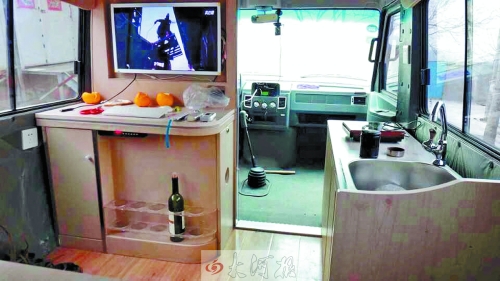 52歲潮爸開(kāi)著房車(chē)帶家人游中國(guó) 車(chē)內(nèi)一應(yīng)俱全 52歲潮爸開(kāi)著房車(chē)帶家人游中國(guó) 車(chē)內(nèi)一應(yīng)俱全