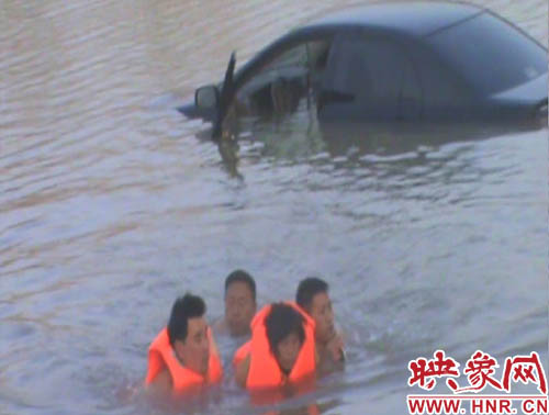 韓明、賈建峰,馮先忠三位市民奮力營(yíng)救落水者 韓明、賈建峰,馮先忠三位市民奮力營(yíng)救落水者