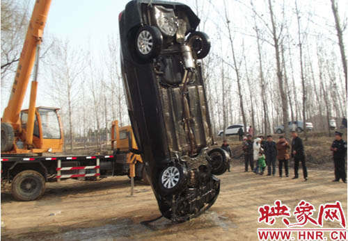 溺水轎車(chē)正在被打撈 溺水轎車(chē)正在被打撈