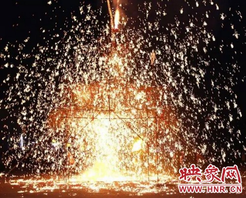 確山鐵花將登上萬(wàn)眾矚目的春晚舞臺(tái)! 確山鐵花將登上萬(wàn)眾矚目的春晚舞臺(tái)!