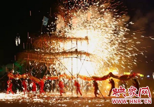 確山鐵花將登上萬(wàn)眾矚目的春晚舞臺(tái)! 確山鐵花將登上萬(wàn)眾矚目的春晚舞臺(tái)!