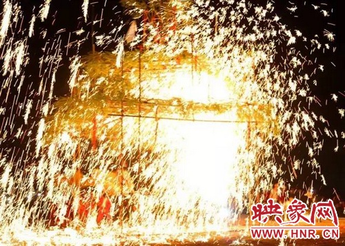 確山鐵花將登上萬(wàn)眾矚目的春晚舞臺(tái)! 確山鐵花將登上萬(wàn)眾矚目的春晚舞臺(tái)!