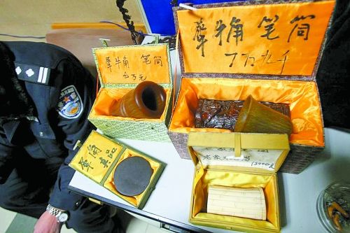 這些商品被暫扣，并根據(jù)鑒定情況對販賣者依法處罰。 記者 閆化莊 攝