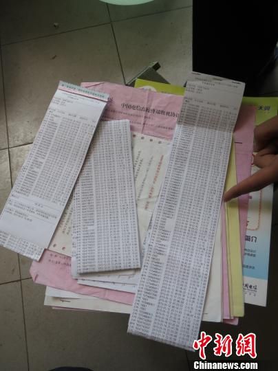 圖為王澤母睿收集的話費詳單等證據。 白琥 攝 圖為王澤母睿收集的話費詳單等證據。 白琥 攝