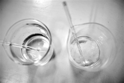 溶解檢測法中,左邊溶入真蠶絲的液體變得渾濁,完全溶解。 溶解檢測法中,左邊溶入真蠶絲的液體變得渾濁,完全溶解。