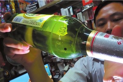 這瓶未開封的燕京啤酒內(nèi)有一顆黑色懸浮物。京華時(shí)報(bào)記者 徐曉帆 攝 這瓶未開封的燕京啤酒內(nèi)有一顆黑色懸浮物。京華時(shí)報(bào)記者 徐曉帆 攝