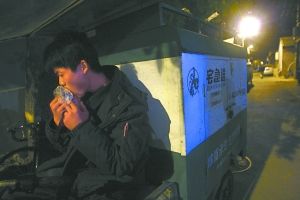 快遞哥抽空吃兩口東西。記者 李剛 攝 快遞哥抽空吃兩口東西。記者 李剛 攝