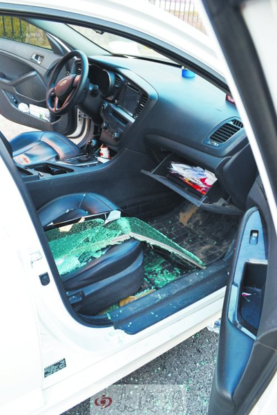 車玻璃被砸碎,車內被翻動。 車玻璃被砸碎,車內被翻動。