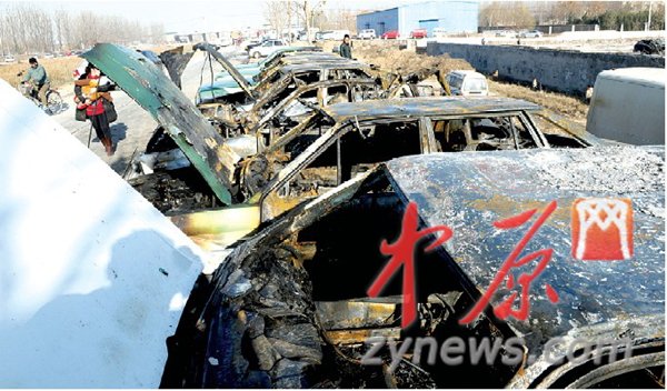 鄭州東風渠邊汽車爆炸引燃7輛二手車 火花四射 鄭州東風渠邊汽車爆炸引燃7輛二手車 火花四射
