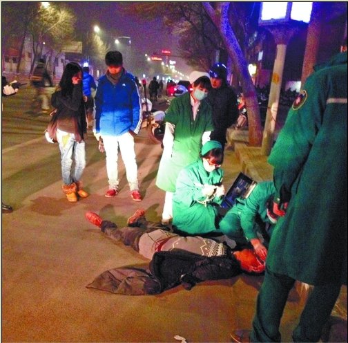 醉漢當街撒潑 先騷擾女學生后咬傷路人耳朵 醉漢當街撒潑 先騷擾女學生后咬傷路人耳朵