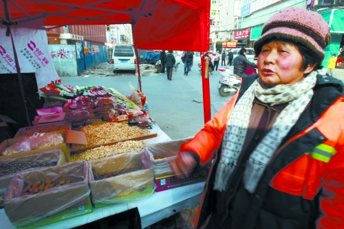 環(huán)衛(wèi)工兩口常過來幫忙 環(huán)衛(wèi)工兩口常過來幫忙