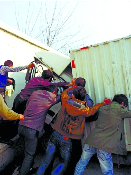 眾人把車往后推,從駕駛室救人 眾人把車往后推,從駕駛室救人